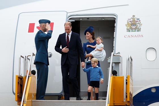 بسبب الامير الصغير.. كيت ميدلتون تجثو على ركبتها وتخالف اوامر الملكة صورة رقم 2 بسبب الامير الصغير.. كيت ميدلتون تجثو على ركبتها وتخالف اوامر الملكة صورة رقم 2