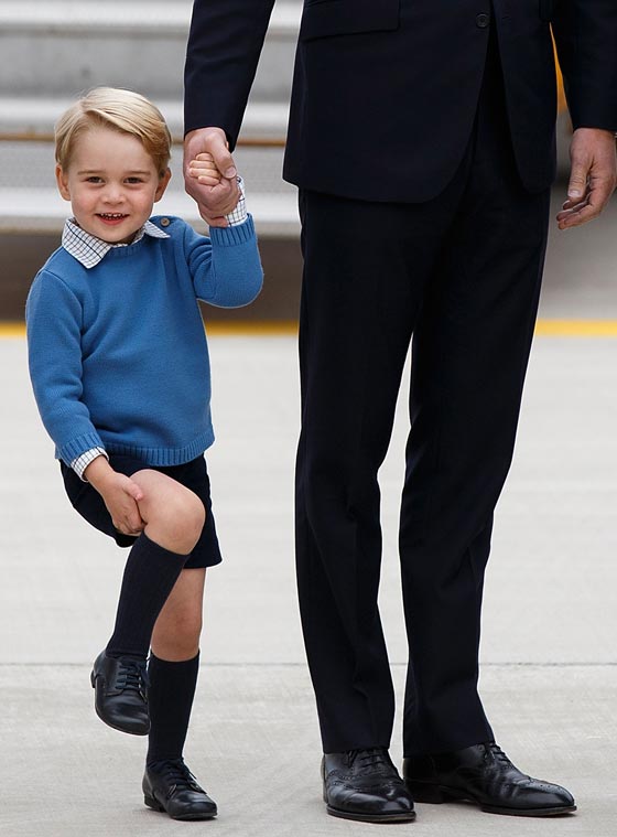 بسبب الامير الصغير.. كيت ميدلتون تجثو على ركبتها وتخالف اوامر الملكة صورة رقم 11 بسبب الامير الصغير.. كيت ميدلتون تجثو على ركبتها وتخالف اوامر الملكة صورة رقم 11