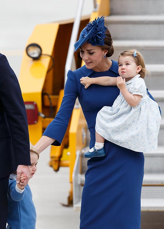 بسبب الامير الصغير.. كيت ميدلتون تجثو على ركبتها وتخالف اوامر الملكة صورة رقم 14 بسبب الامير الصغير.. كيت ميدلتون تجثو على ركبتها وتخالف اوامر الملكة صورة رقم 14