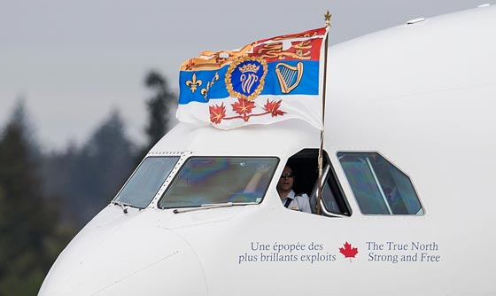 بسبب الامير الصغير.. كيت ميدلتون تجثو على ركبتها وتخالف اوامر الملكة صورة رقم 3 بسبب الامير الصغير.. كيت ميدلتون تجثو على ركبتها وتخالف اوامر الملكة صورة رقم 3