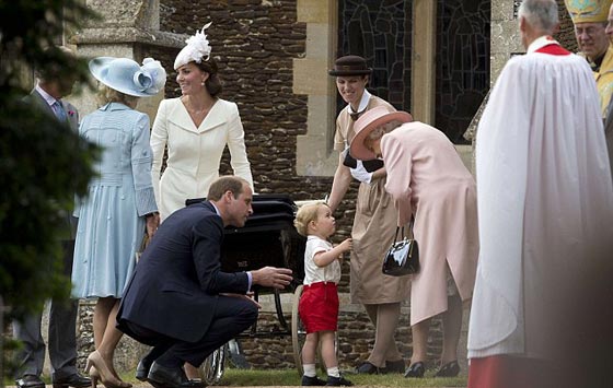 بسبب الامير الصغير.. كيت ميدلتون تجثو على ركبتها وتخالف اوامر الملكة صورة رقم 24 بسبب الامير الصغير.. كيت ميدلتون تجثو على ركبتها وتخالف اوامر الملكة صورة رقم 24