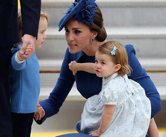 بسبب الامير الصغير.. كيت ميدلتون تجثو على ركبتها وتخالف اوامر الملكة صورة رقم 15 بسبب الامير الصغير.. كيت ميدلتون تجثو على ركبتها وتخالف اوامر الملكة صورة رقم 15