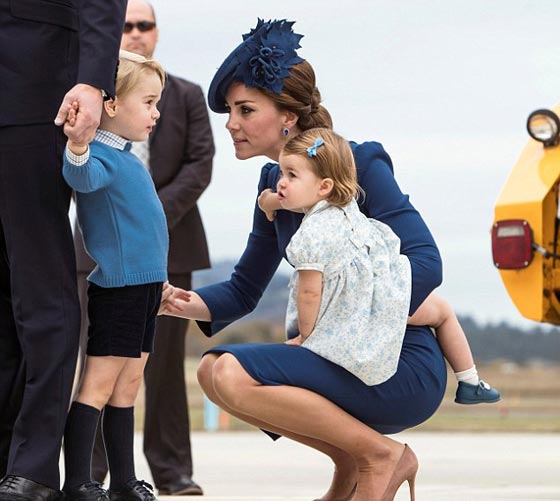 بسبب الامير الصغير.. كيت ميدلتون تجثو على ركبتها وتخالف اوامر الملكة صورة رقم 16 بسبب الامير الصغير.. كيت ميدلتون تجثو على ركبتها وتخالف اوامر الملكة صورة رقم 16
