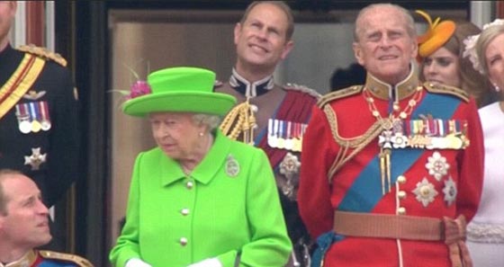 بسبب الامير الصغير.. كيت ميدلتون تجثو على ركبتها وتخالف اوامر الملكة صورة رقم 19 بسبب الامير الصغير.. كيت ميدلتون تجثو على ركبتها وتخالف اوامر الملكة صورة رقم 19