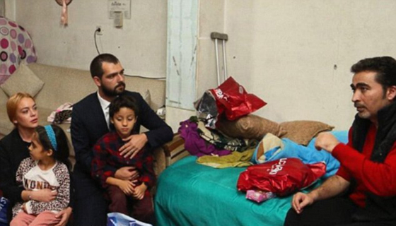 النجمة ليندسي لوهان في زيارة مفاجئة للاجئين السوريين تحمل لهم الهدايا صورة رقم 6