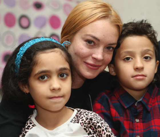 النجمة ليندسي لوهان في زيارة مفاجئة للاجئين السوريين تحمل لهم الهدايا صورة رقم 4