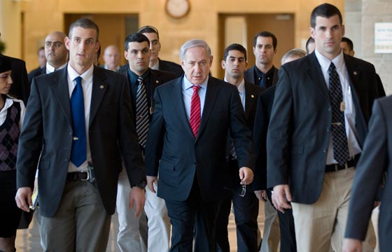 20 حارسا شخصيا يرافقون نتنياهو لدى دخوله الى الحمام صورة رقم 4