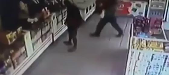 شرطيان يتبادلان اطلاق النار بعد ان ظن احدهما ان الآخر لص.. فيديو صورة رقم 1 شرطيان يتبادلان اطلاق النار بعد ان ظن احدهما ان الآخر لص.. فيديو صورة رقم 1