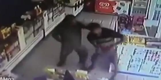 شرطيان يتبادلان اطلاق النار بعد ان ظن احدهما ان الآخر لص.. فيديو صورة رقم 2 شرطيان يتبادلان اطلاق النار بعد ان ظن احدهما ان الآخر لص.. فيديو صورة رقم 2