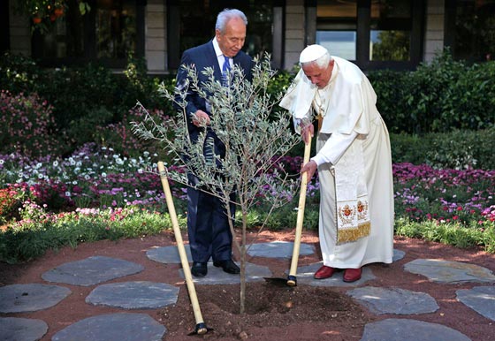 وفاة شمعون بيريس رئيس إسرائيل السابق عن عمر 93 عاما صورة رقم 25