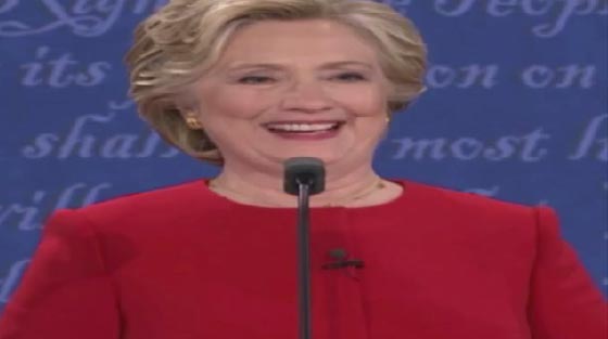 هيلاري تهز كتفيها ساخرة من ترامب وتضحك منه بطريقة تهكمية صورة رقم 2 هيلاري تهز كتفيها ساخرة من ترامب وتضحك منه بطريقة تهكمية صورة رقم 2