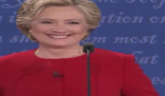 هيلاري تهز كتفيها ساخرة من ترامب وتضحك منه بطريقة تهكمية صورة رقم 1 هيلاري تهز كتفيها ساخرة من ترامب وتضحك منه بطريقة تهكمية صورة رقم 1