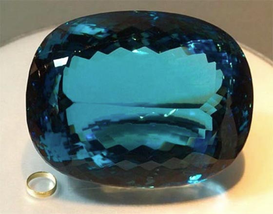 متحف لندن بعرض أكبر جوهرة من حجر التوباز النفيس صورة رقم 1 متحف لندن بعرض أكبر جوهرة من حجر التوباز النفيس صورة رقم 1