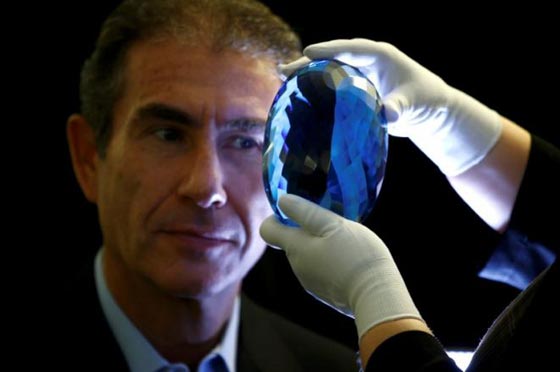 متحف لندن بعرض أكبر جوهرة من حجر التوباز النفيس صورة رقم 4 متحف لندن بعرض أكبر جوهرة من حجر التوباز النفيس صورة رقم 4