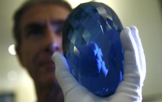متحف لندن بعرض أكبر جوهرة من حجر التوباز النفيس صورة رقم 5 متحف لندن بعرض أكبر جوهرة من حجر التوباز النفيس صورة رقم 5