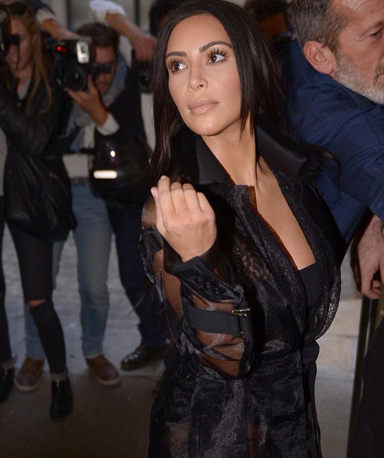 فيديو كيم كارداشيان يهاجمها شاب ليسرق منها قبلة  في الشارع صورة رقم 7