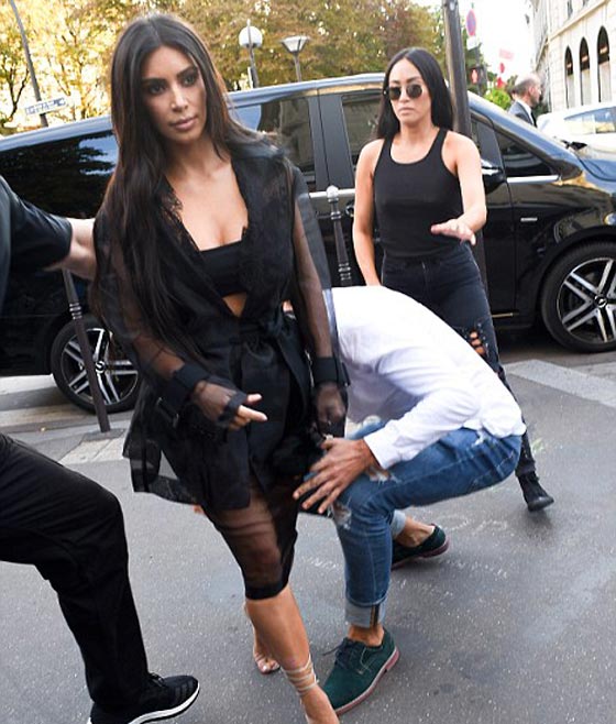 فيديو كيم كارداشيان يهاجمها شاب ليسرق منها قبلة  في الشارع صورة رقم 9