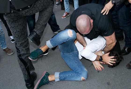 فيديو كيم كارداشيان يهاجمها شاب ليسرق منها قبلة  في الشارع صورة رقم 11