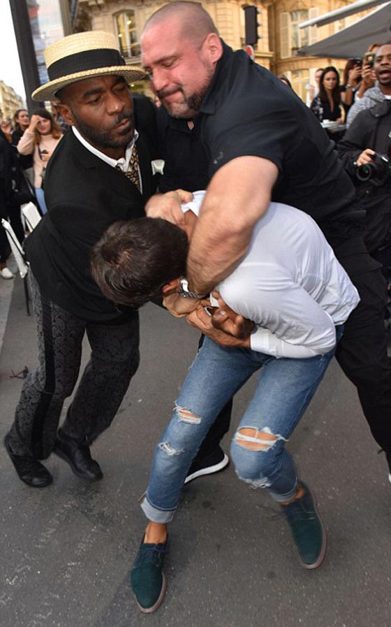 فيديو كيم كارداشيان يهاجمها شاب ليسرق منها قبلة  في الشارع صورة رقم 12