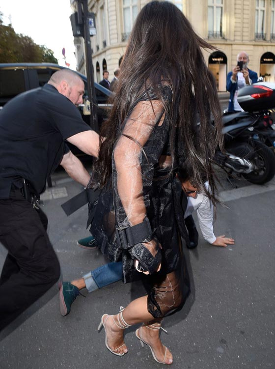 فيديو كيم كارداشيان يهاجمها شاب ليسرق منها قبلة  في الشارع صورة رقم 13