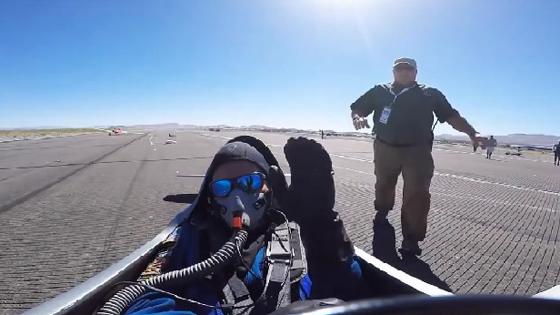  طيار يشارك في سباق للطائرات ينجو من الموت بأعجوبة  صورة رقم 2