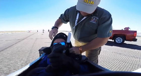  طيار يشارك في سباق للطائرات ينجو من الموت بأعجوبة  صورة رقم 3