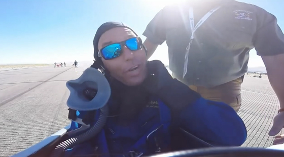  طيار يشارك في سباق للطائرات ينجو من الموت بأعجوبة  صورة رقم 7