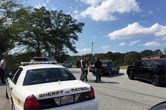 مراهق يقتل أباه بالرصاص ويواصل اطلاق النار في مدرسة قريبة  صورة رقم 8