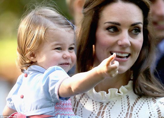 ما هي اول كلمة نطقت بها الاميرة الصغيرة تشارلوت؟ شاهد الفيديو صورة رقم 5