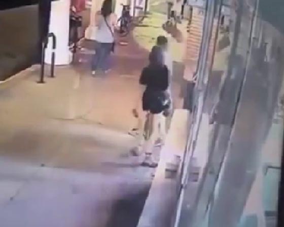 فيديو صادم.. رجل يلكم امرأة بقوة ويطرحها ارضا دون حراك صورة رقم 1