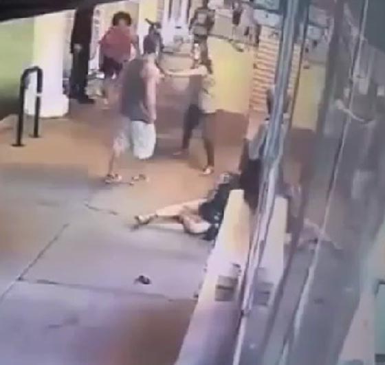 فيديو صادم.. رجل يلكم امرأة بقوة ويطرحها ارضا دون حراك صورة رقم 2