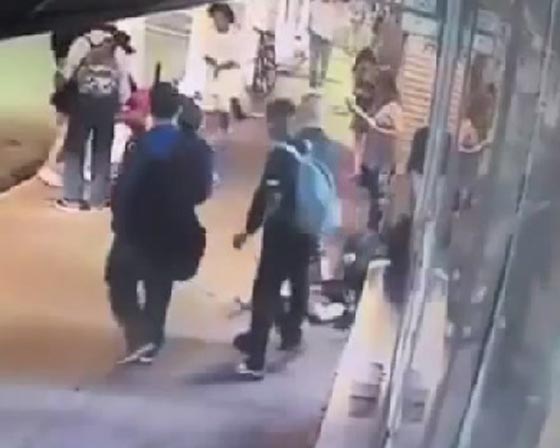 فيديو صادم.. رجل يلكم امرأة بقوة ويطرحها ارضا دون حراك صورة رقم 3