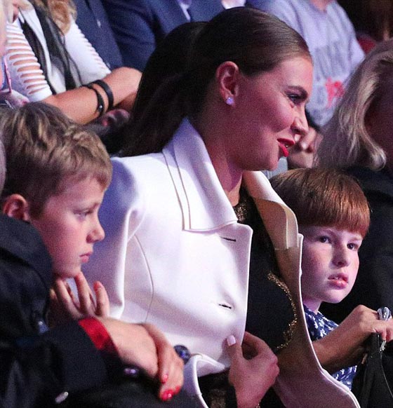  خاتم في اصبع لاعبة جمباز روسية يوقع بوتين بشبهات زيجة سريّة صورة رقم 2