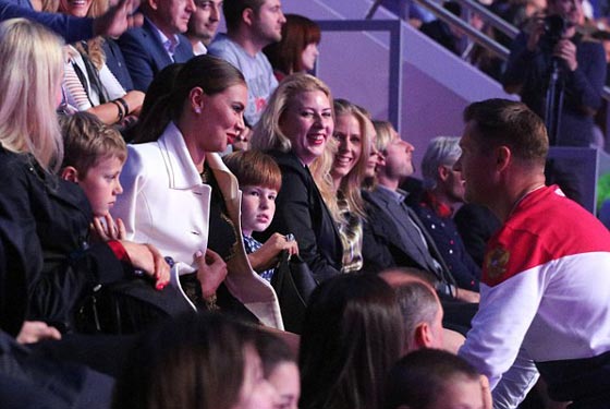  خاتم في اصبع لاعبة جمباز روسية يوقع بوتين بشبهات زيجة سريّة صورة رقم 1