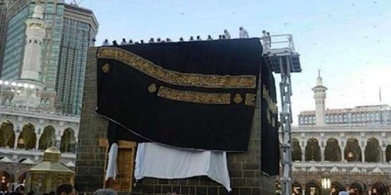 من أول من كسا الكعبة في الاسلام، وما سبب كسوة الكعبة؟ صورة رقم 8