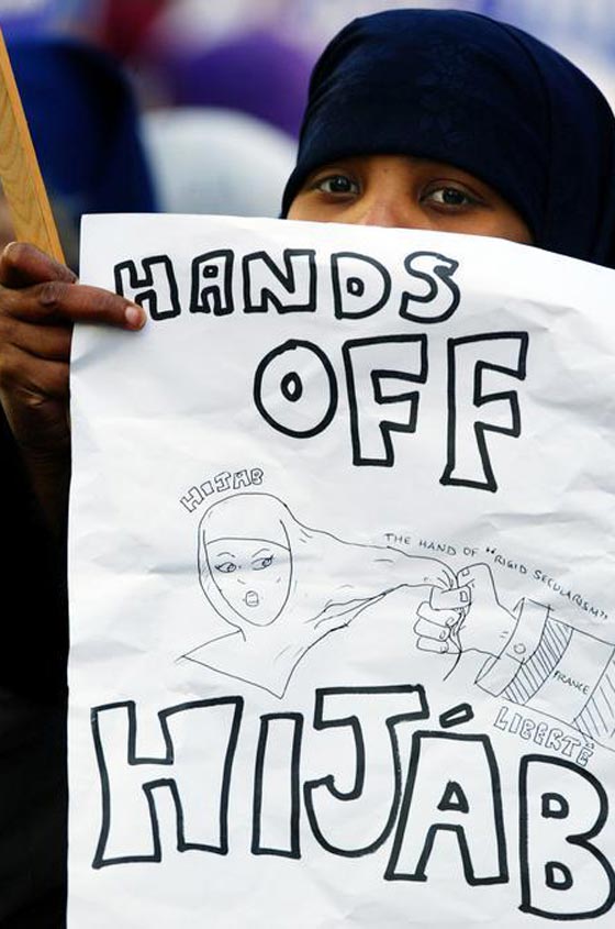 هجوم عنصري نفذه بريطانيان على محجبة في الشارع لنزع حجابها صورة رقم 1