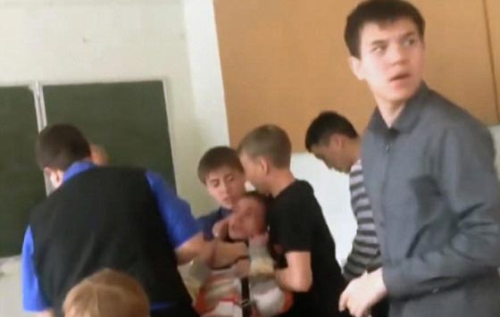 فيديو صادم: طالب يعتدي على معلم نزع سماعات الاذن عنه في الصف صورة رقم 2