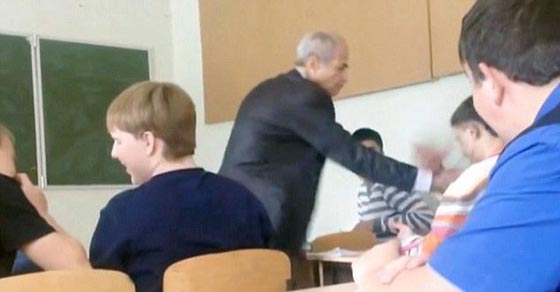 فيديو صادم: طالب يعتدي على معلم نزع سماعات الاذن عنه في الصف صورة رقم 1