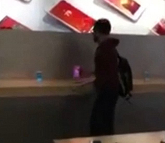  فيديو غريب.. شاب يدخل متجر ابل ويحطم الهواتف المعروضة صورة رقم 1