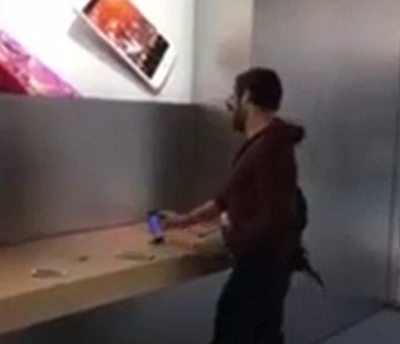  فيديو غريب.. شاب يدخل متجر ابل ويحطم الهواتف المعروضة صورة رقم 2