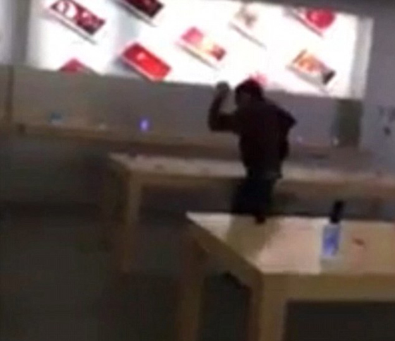  فيديو غريب.. شاب يدخل متجر ابل ويحطم الهواتف المعروضة صورة رقم 3