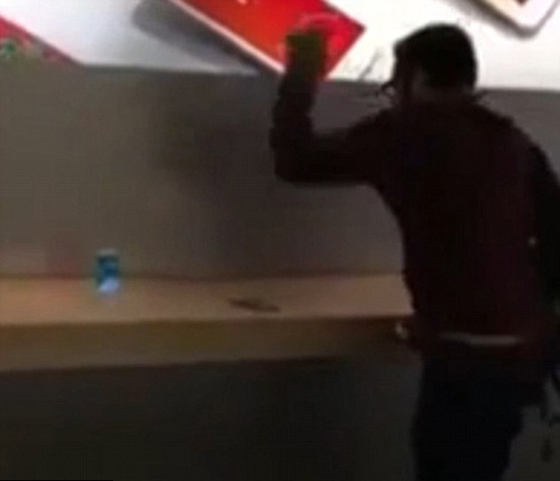 فيديو غريب.. شاب يدخل متجر ابل ويحطم الهواتف المعروضة صورة رقم 4