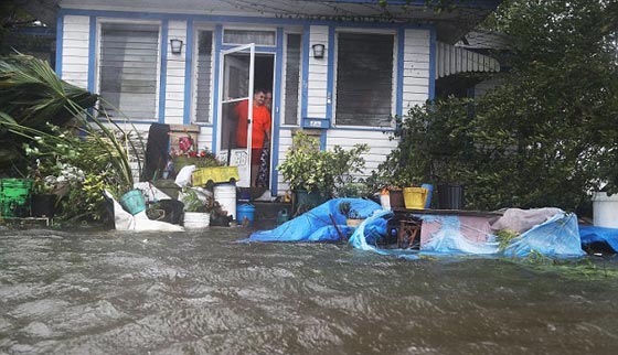 بالفيديو والصور.. شاهد كيف اقتلع اعصار ماثيو المدمر شجرة ومنزلا صورة رقم 3 بالفيديو والصور.. شاهد كيف اقتلع اعصار ماثيو المدمر شجرة ومنزلا صورة رقم 3