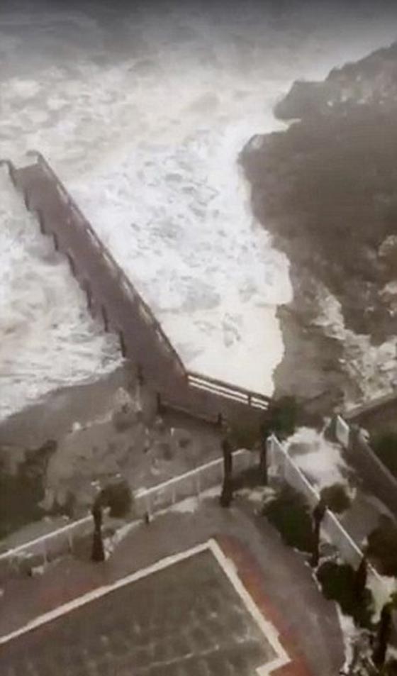 بالفيديو والصور.. شاهد كيف اقتلع اعصار ماثيو المدمر شجرة ومنزلا صورة رقم 8 بالفيديو والصور.. شاهد كيف اقتلع اعصار ماثيو المدمر شجرة ومنزلا صورة رقم 8