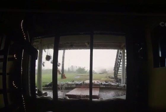 بالفيديو والصور.. شاهد كيف اقتلع اعصار ماثيو المدمر شجرة ومنزلا صورة رقم 13 بالفيديو والصور.. شاهد كيف اقتلع اعصار ماثيو المدمر شجرة ومنزلا صورة رقم 13