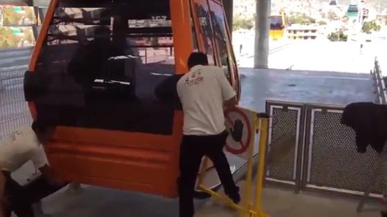  محرج.. شاهد ماذا حدث في افتتاح الرئيس المكسيكي لاول تلفريك صورة رقم 1