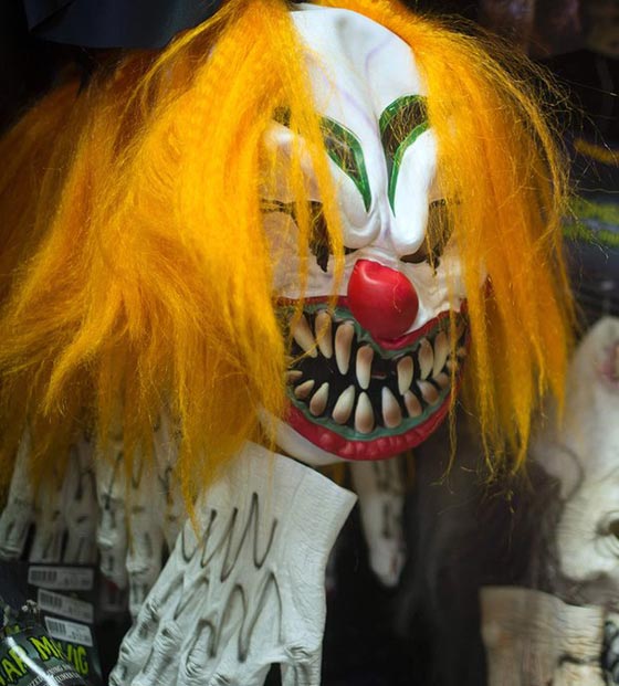  الشرطة البريطانية تحذر من مهرجين خطرين قد يهاجمونك بالسكاكين صورة رقم 3