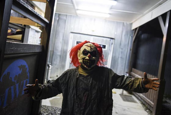  الشرطة البريطانية تحذر من مهرجين خطرين قد يهاجمونك بالسكاكين صورة رقم 4