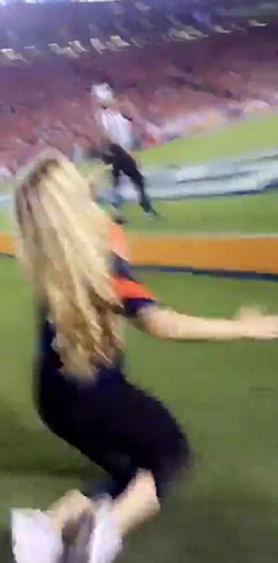 كرة قدم امريكية ترتطم بوجه مصورة وتسقطها ارضا.. فيديو صورة رقم 2
