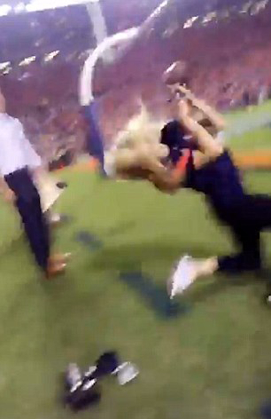 كرة قدم امريكية ترتطم بوجه مصورة وتسقطها ارضا.. فيديو صورة رقم 3